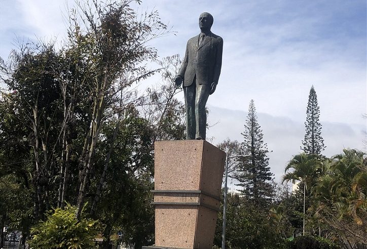 Estátua de Milton Campos é desconhecida por pessoas que transitam no bairro Cruzeiro