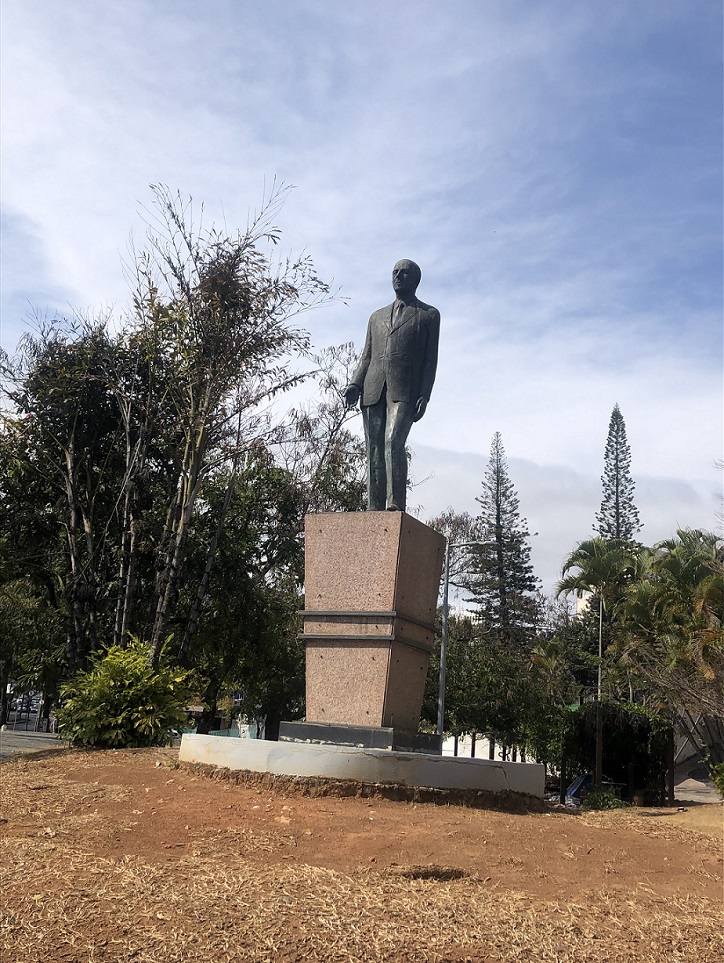 Estátua de Milton Campos é desconhecida por pessoas que transitam no bairro Cruzeiro