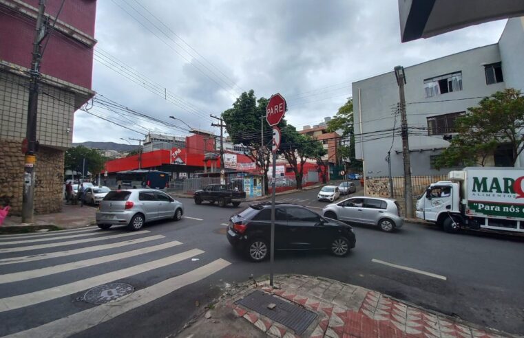 Cruzamento das ruas Albita e Vitório Marçola demanda sinalização, afirmam pedestres e motoristas