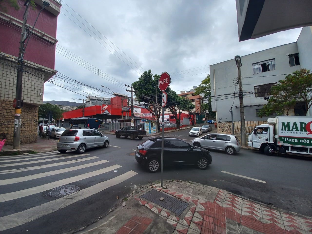 Cruzamento das ruas Albita e Vitório Marçola demanda sinalização, afirmam pedestres e motoristas